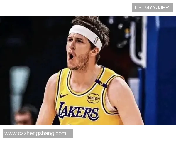 里夫斯持球强突 高难度低手挑篮打进